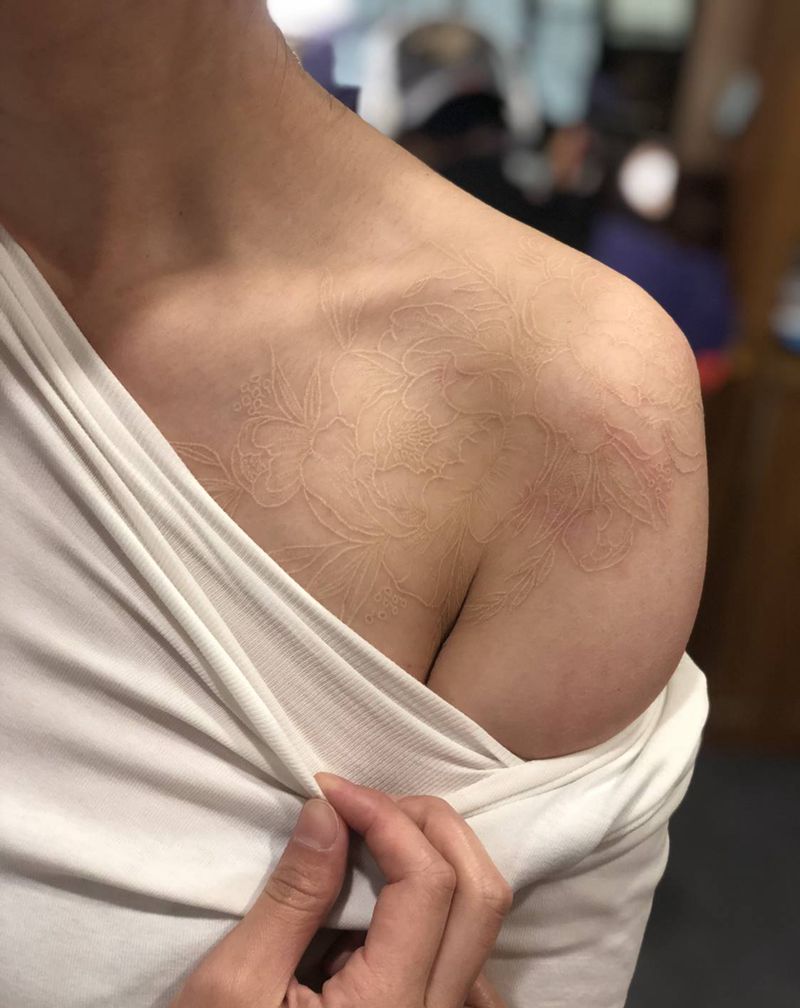 白色纹身纹身图片_肩部老传统纹身图案