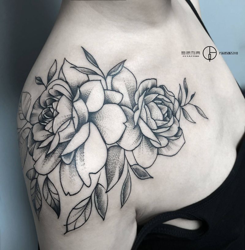 花卉纹身图片_肩部点刺花卉女生纹身图案