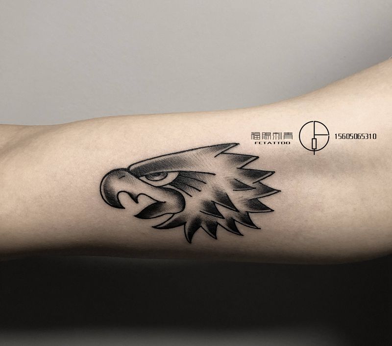 鹰纹身图片_手臂Old School纹身图案