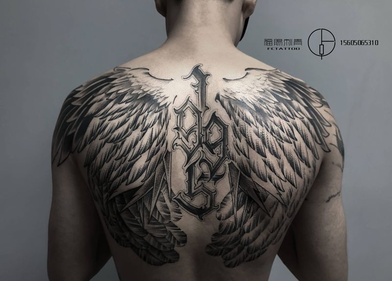 翅膀纹身图片_背部点刺纹身图案