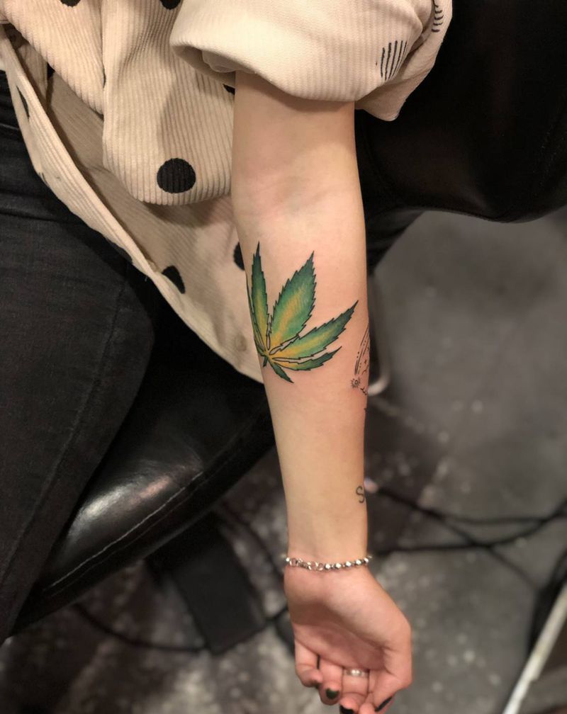 大麻叶纹身图片_手部New School纹身图案