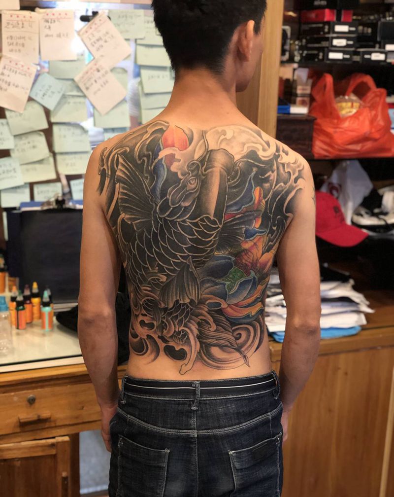 鲤鱼遮盖旧图纹身图片_背部新传统纹身图案