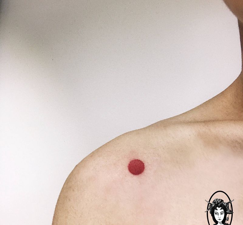 圆满纹身图片_肩部几何点刺纹身图案