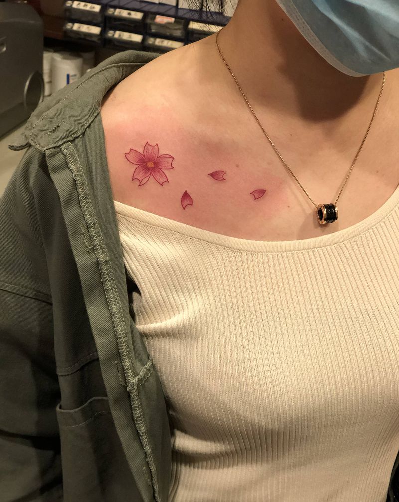 樱花纹身纹身图片_胸部新传统纹身图案