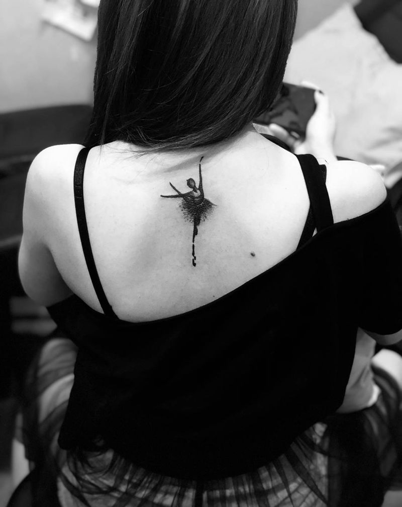 舞者纹身图片_背部水墨纹身图案