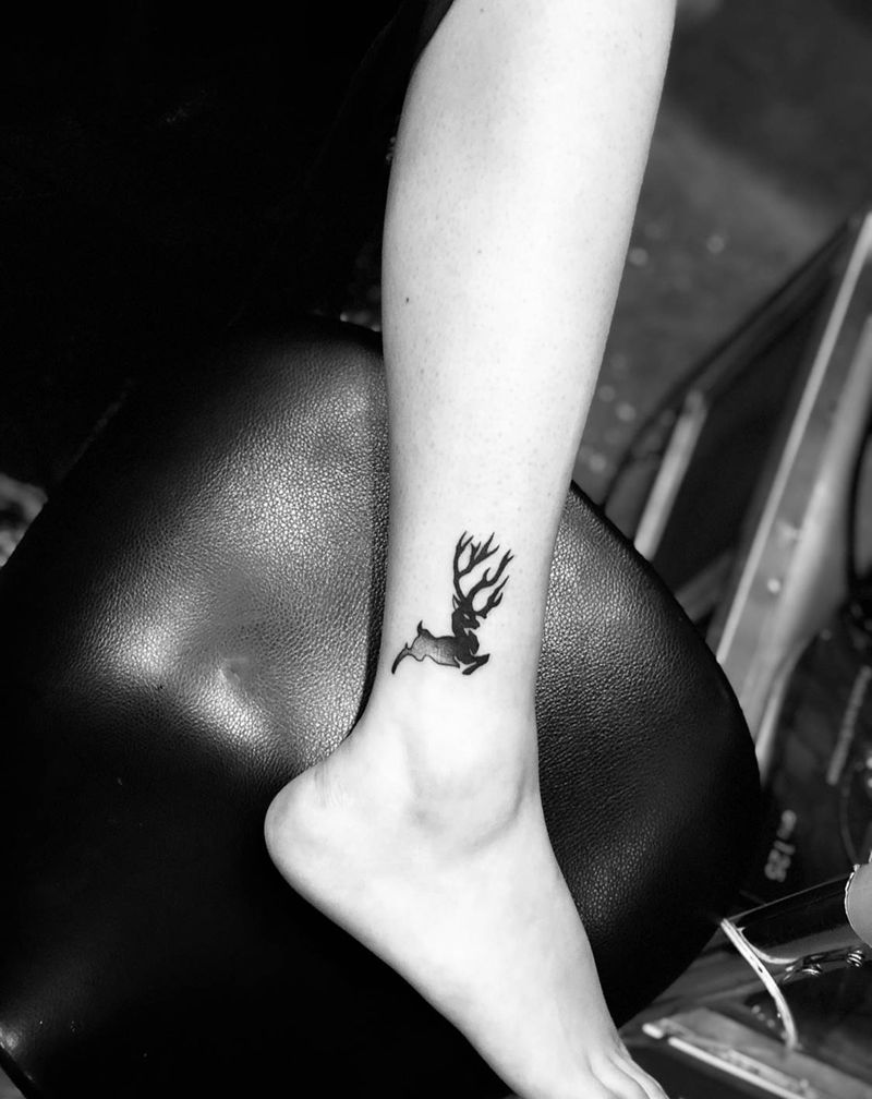 鹿纹身图片_脚部点刺纹身图案