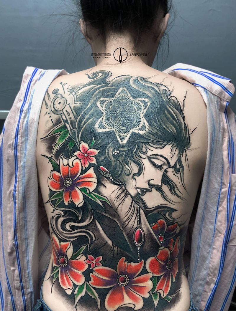 女生满背纹身图片_背部New School纹身图案