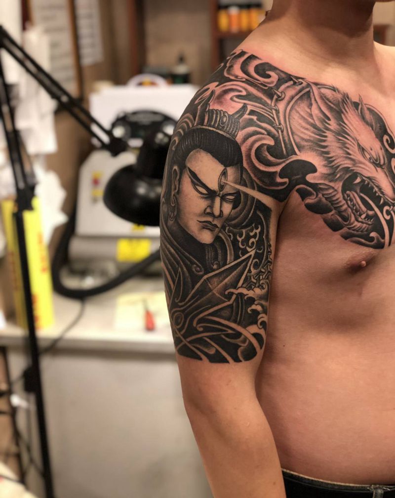 二郎神半胛纹身图片_肩部手部新传统纹身图案