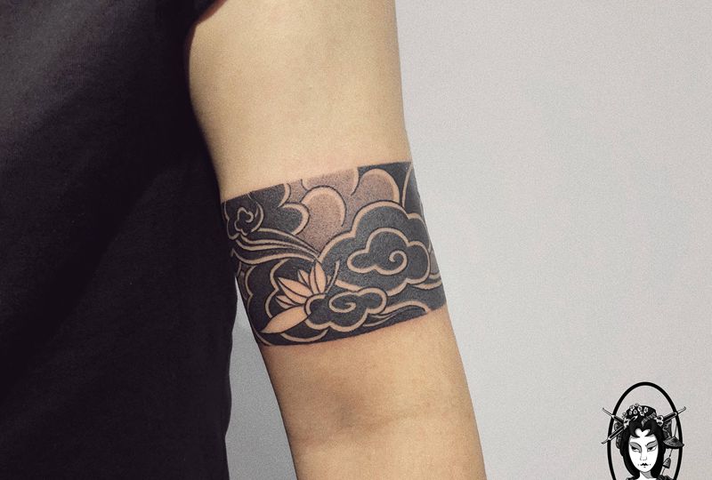 传统云雾遮盖纹身图片_手部手臂老传统臂环板雾枫叶纹身图案