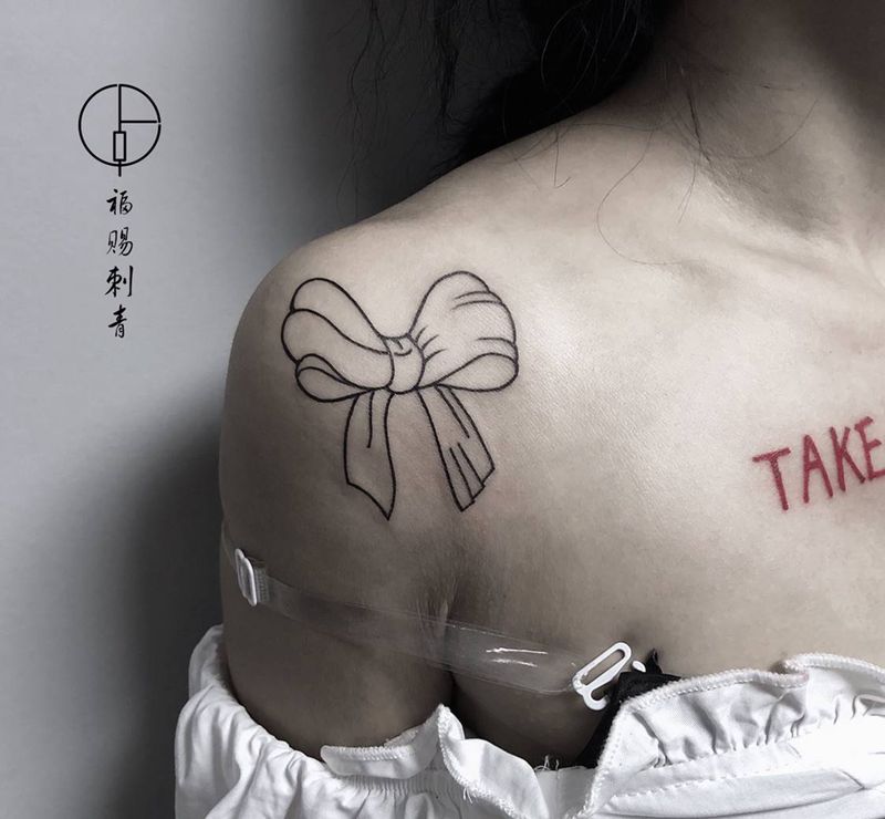 蝴蝶结纹身图片_胸部几何点刺纹身图案