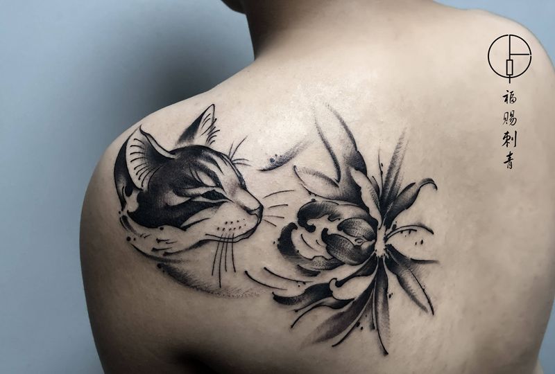 猫与彼岸花纹身图片_背部肩部水墨水彩纹身图案