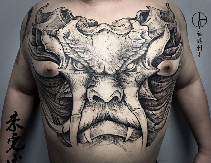 龙威纹身图片_胸部腹部点刺欧美写实纹身图案