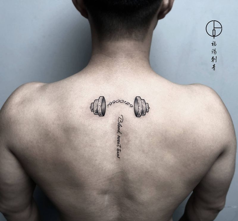 哑铃纹身图片_背部点刺图腾纹身图案