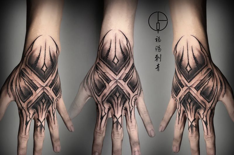 手背纹身图片_手臂手部花体字纹身图案