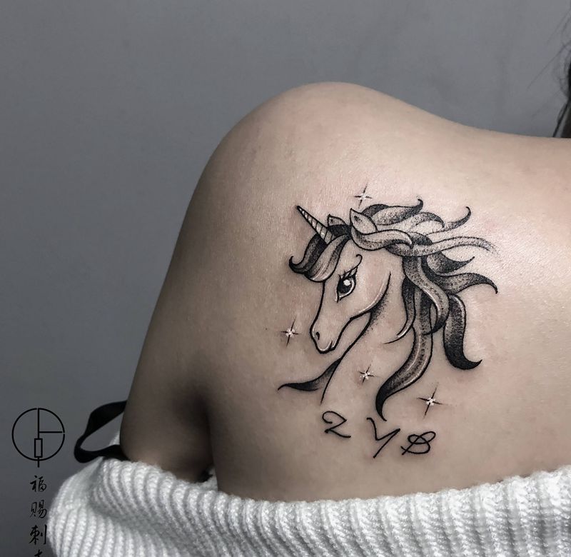 独角兽纹身图片_背部点刺纹身图案