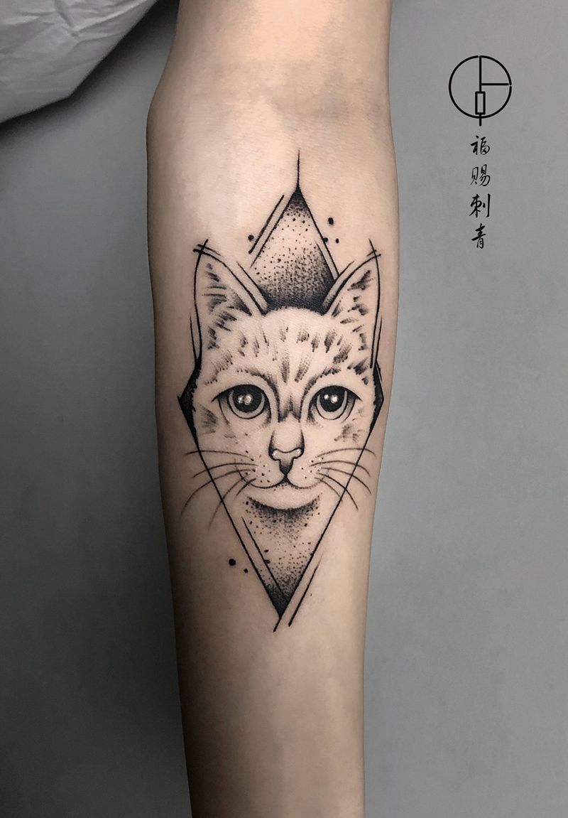 喵纹身图片_手臂手部点刺几何纹身图案
