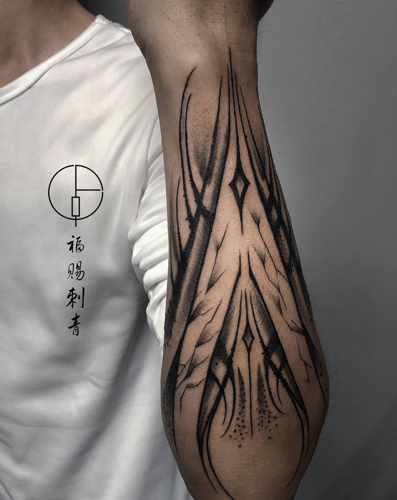 小臂纹身图片_手臂手部花体字欧美写实纹身图案