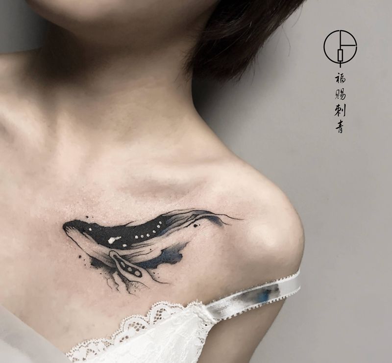 鲸纹身图片_肩部胸部点刺水彩纹身图案