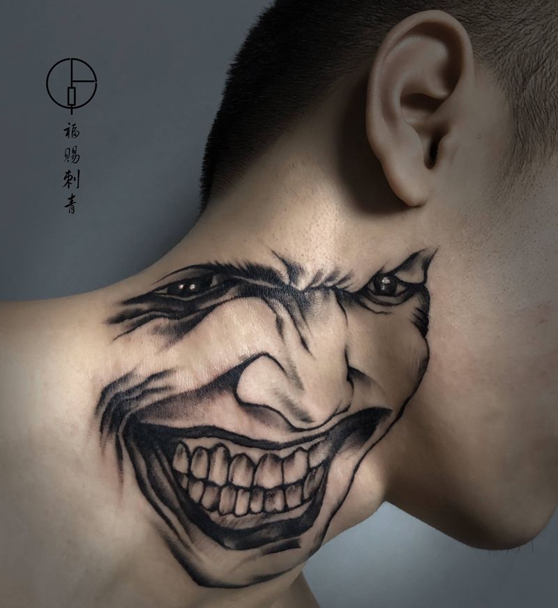 脖子纹身图片_颈部点刺欧美写实纹身图案