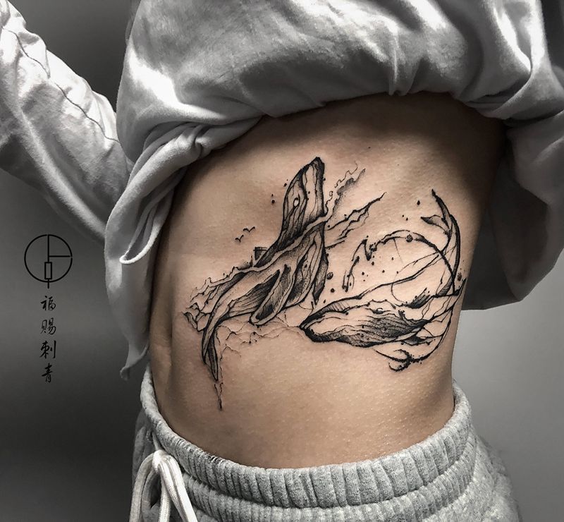 鲸鱼纹身图片_腰部腹部点刺水墨纹身图案