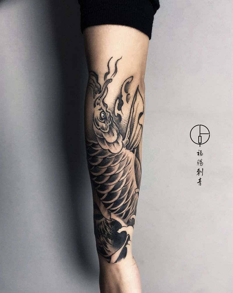锦鲤纹身图片_手部手臂老传统点刺纹身图案