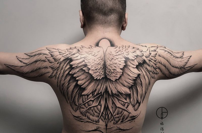 后背翅膀纹身图片_背部肩部点刺欧美写实纹身图案