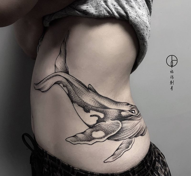 鲸鱼纹身图片_腰部腹部点刺几何纹身图案