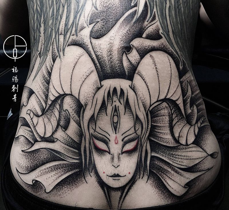 摩羯纹身图片_腰部臀部点刺欧美写实纹身图案