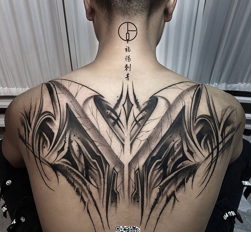 花体字纹身图片_背部肩部花体字点刺纹身图案