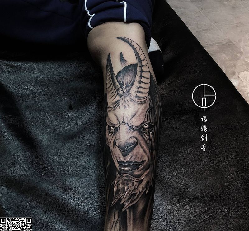 地狱男爵纹身图片_脚部腿部欧美写实纹身图案