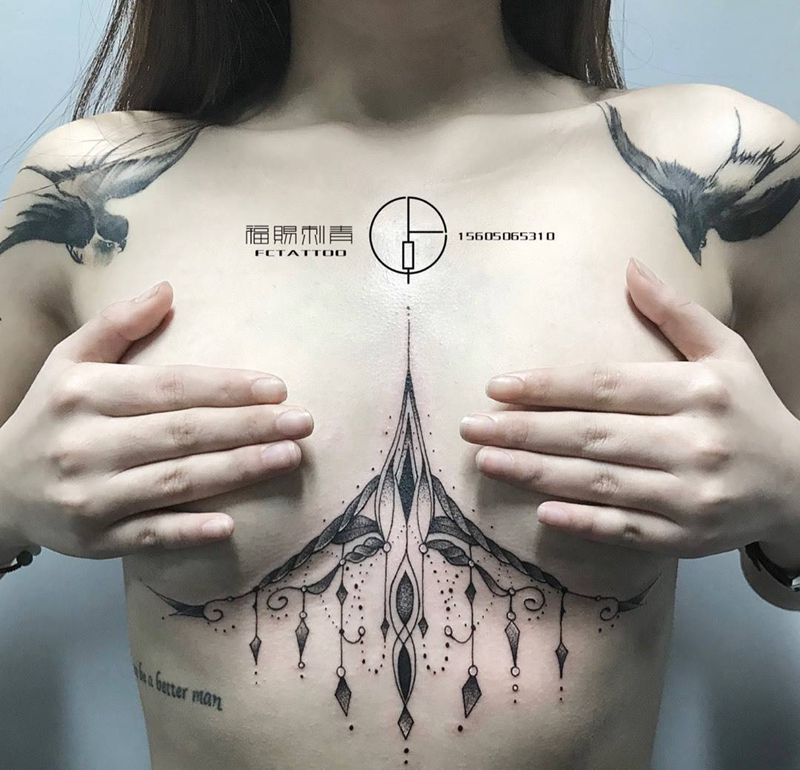 胸下吊坠纹身图片