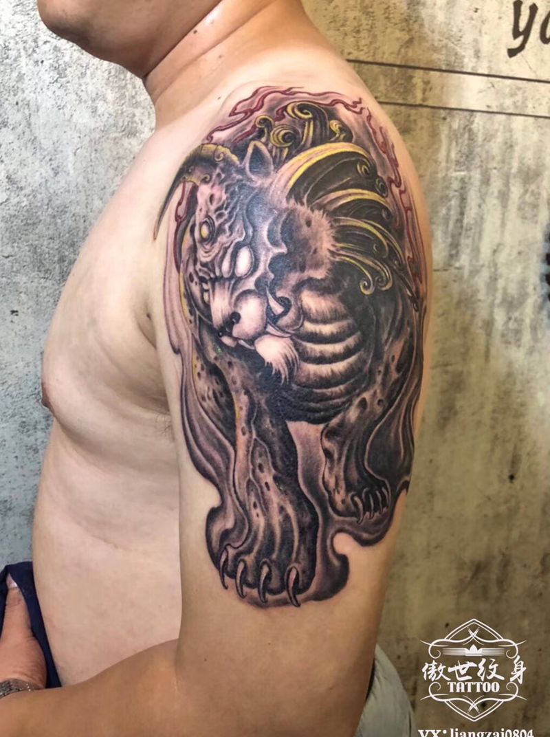 貔貅纹身图片_肩部新传统纹身图案