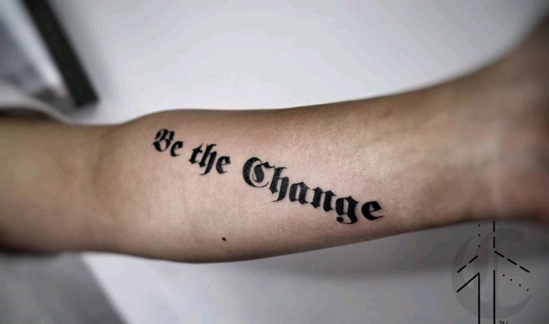 Be the change纹身图片_手部花体字纹身图案