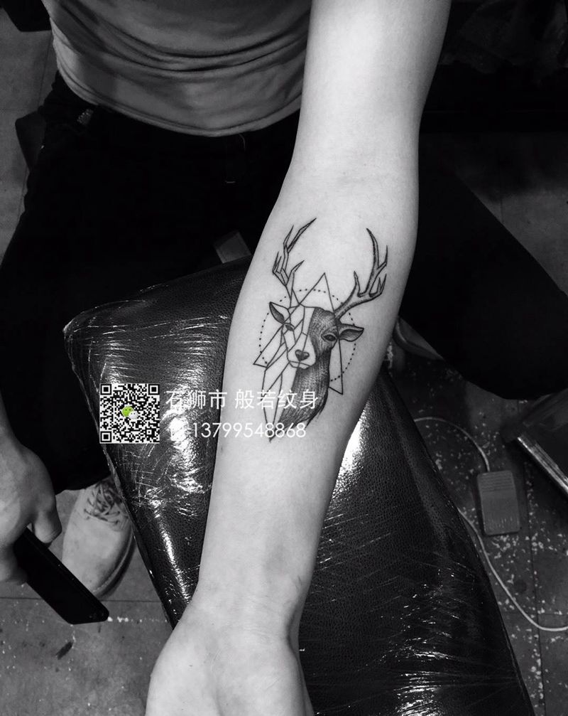鹿纹身纹身图片_成品手部传统几何纹身图案