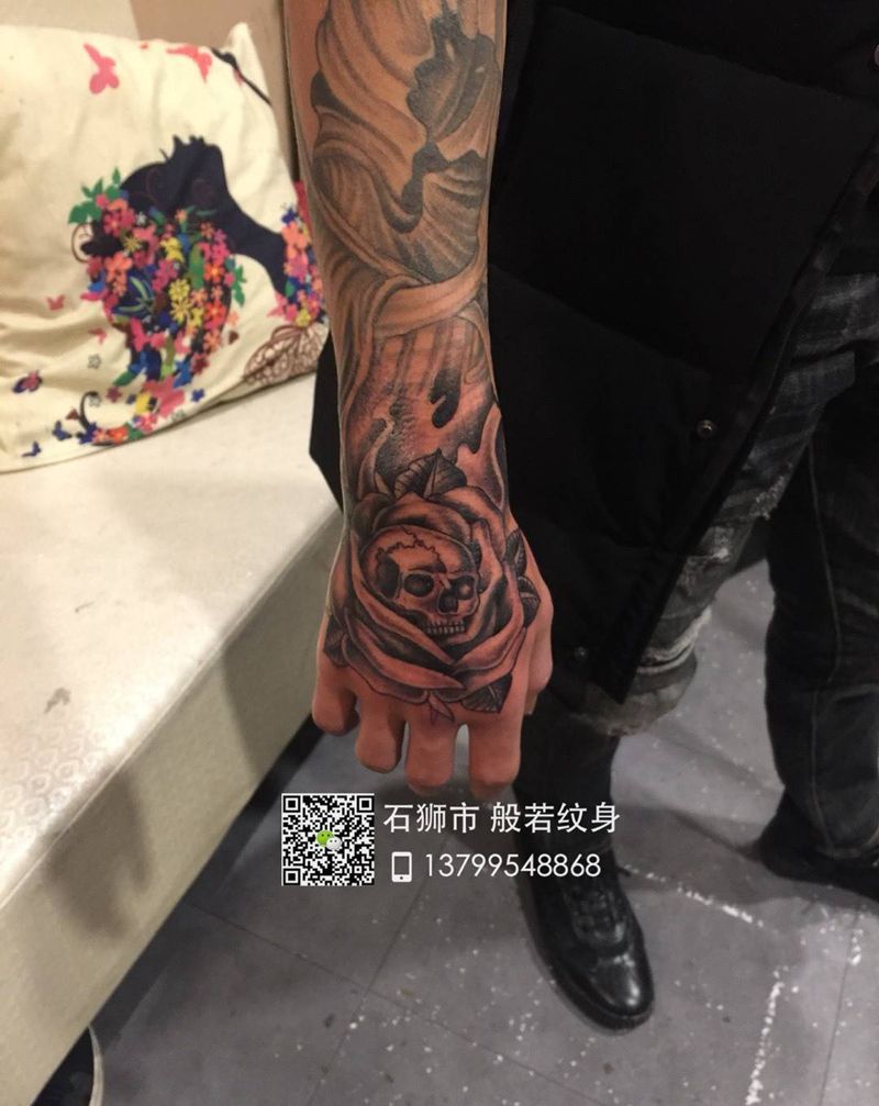 骷髅花纹身图片