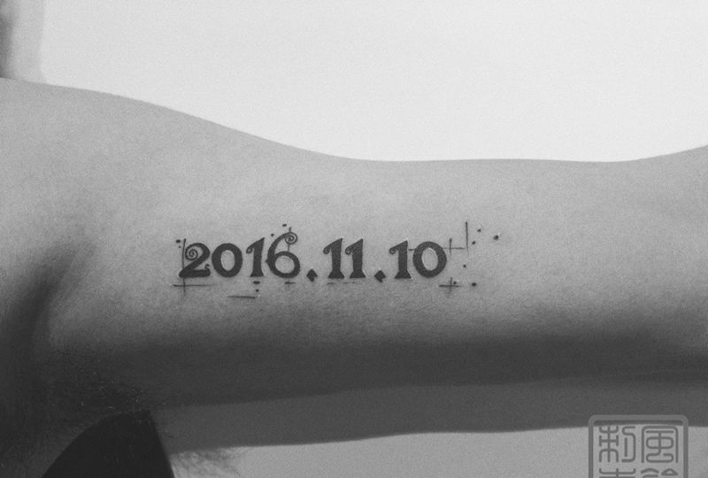 结婚纪念日纹身图片_手部手臂花体字英文纹身图案