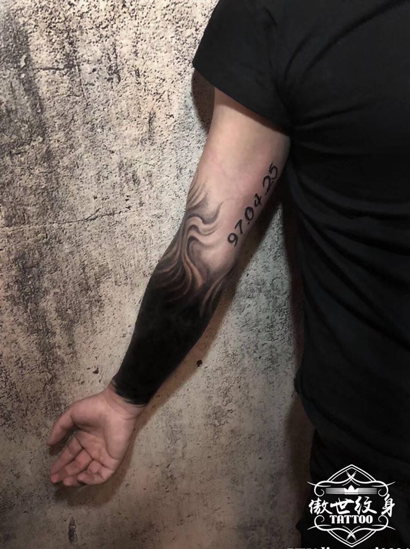黑臂纹身图片