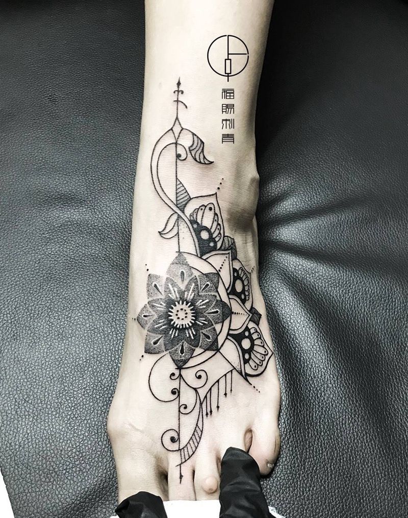 双脚面点刺纹身图片