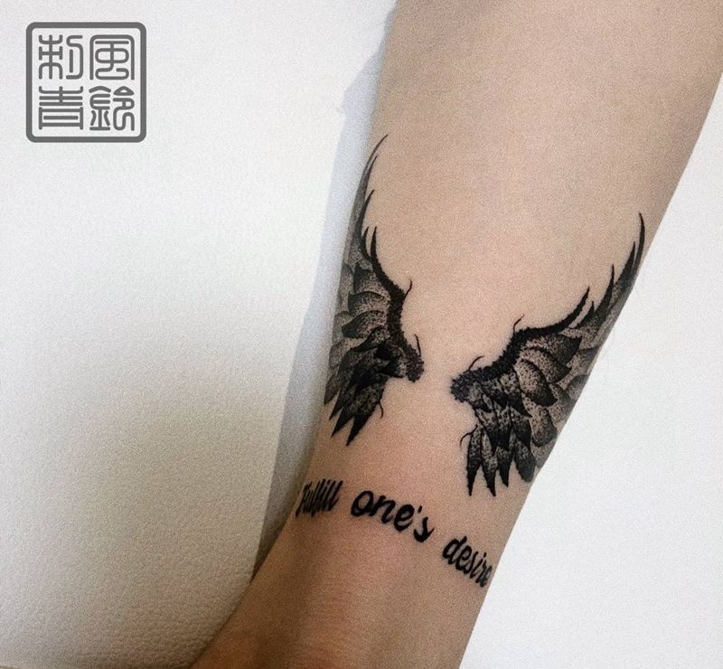 点刺翅膀纹身图片_腿部脚部点刺英文翅膀纹身图案