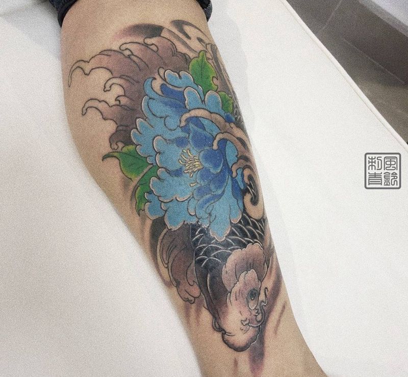 鲤鱼纹身图片_腿部脚部新传统鲤鱼牡丹花彩色纹身图案