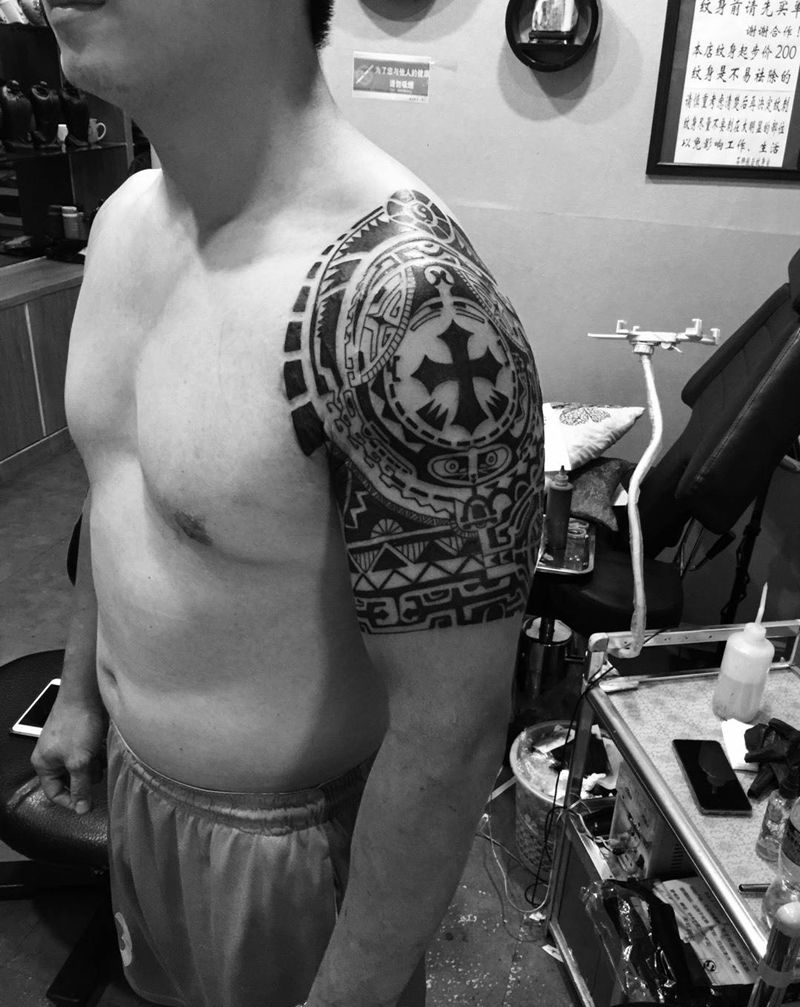 玛雅图腾包臂纹身图片_肩部成品传统几何纹身图案
