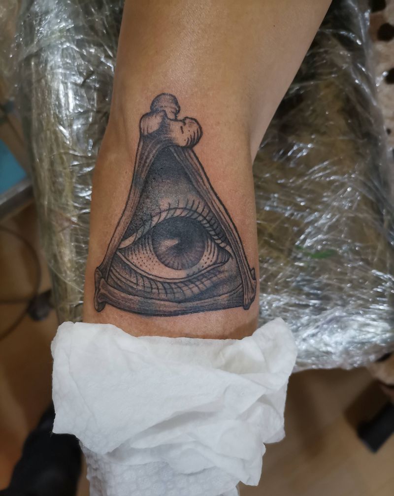 全能之眼纹身图片_手臂新传统纹身图案