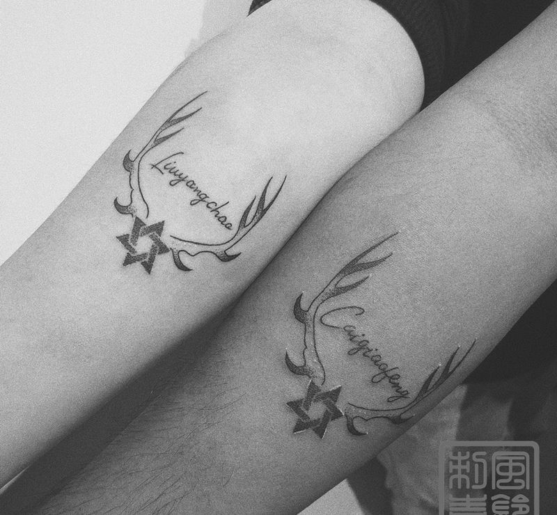 情侣鹿角六芒星纹身图片_手部手臂点刺情侣鹿角六芒星纹身图案