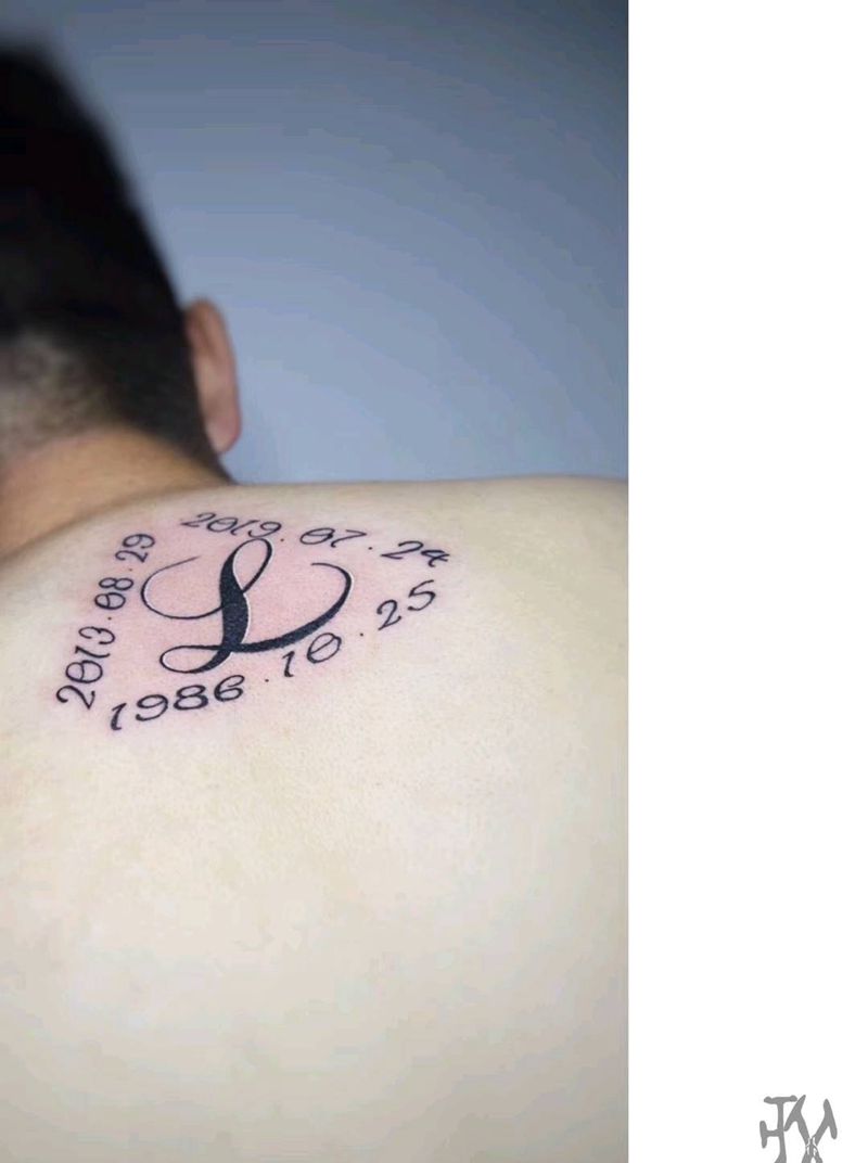 一家四口纹身图片_背部花体字纹身图案