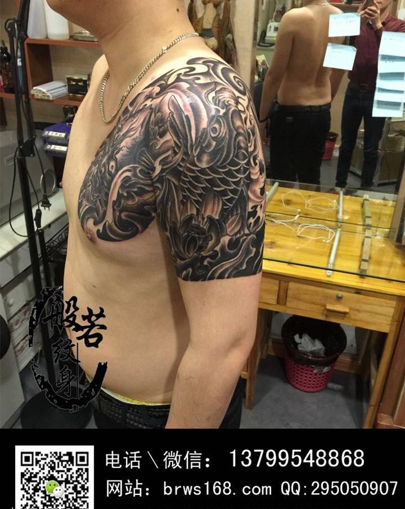 半胛纹身图片_胸部传统纹身图案