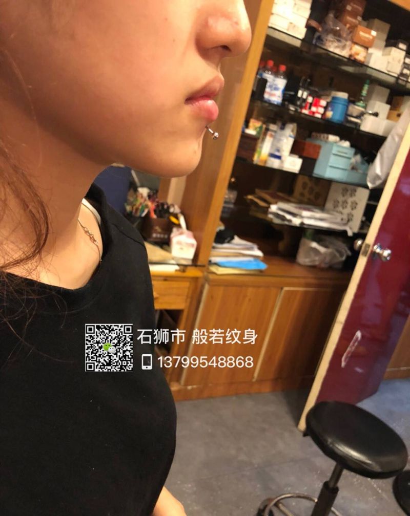 人体穿孔——唇钉纹身图片