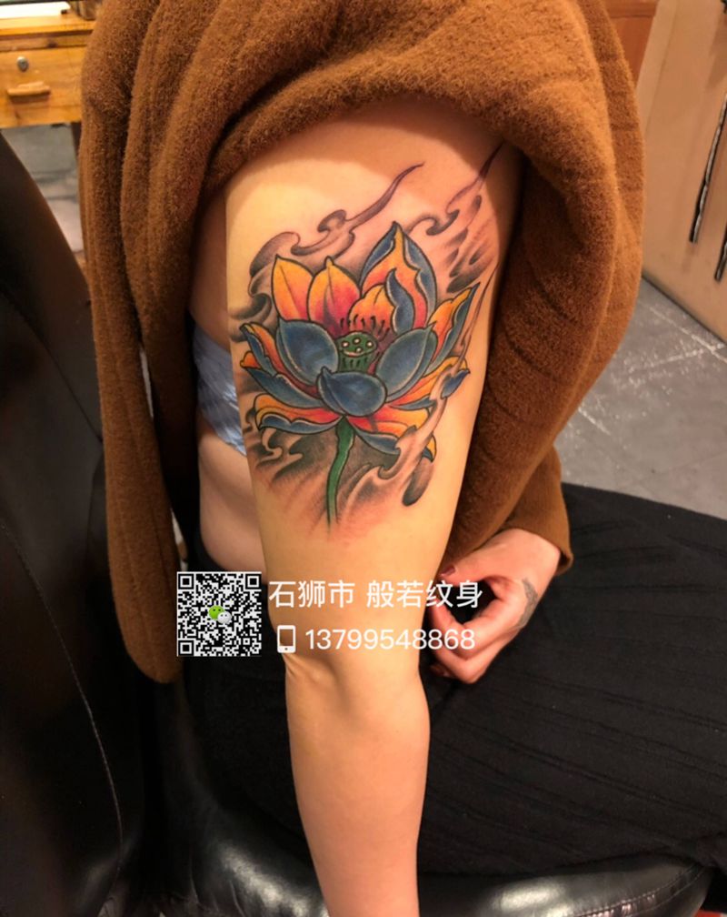 荷花遮盖旧图纹身图片_肩部新传统纹身图案