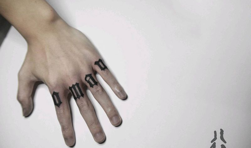 哥特纹身图片_手部花体字纹身图案