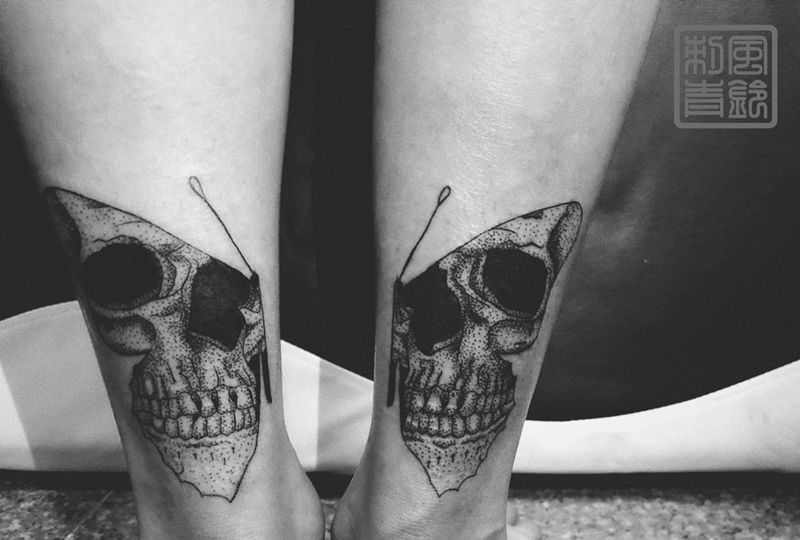 蝴蝶骷髅点刺纹身图片_腿部脚部点刺骷髅纹身图案