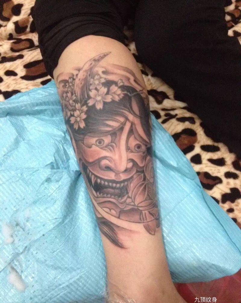 搬弱纹身图片_成品腿部脚部传统鬼神纹身图案